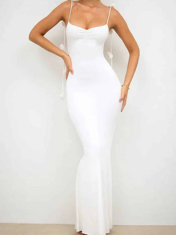 Robe longue dos nu bretelles fines - élégance minimaliste assortie