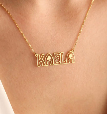 Collier prénom doré au design artistique – silhouette moderne