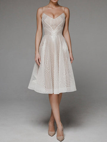 Robe midi brodée blanche – Encolure dos en V et silhouette fluide d’été