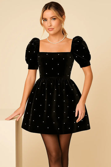 Robe Courte Col Carré et Manches Bouffantes – Détails Perles et Coupe Évasée