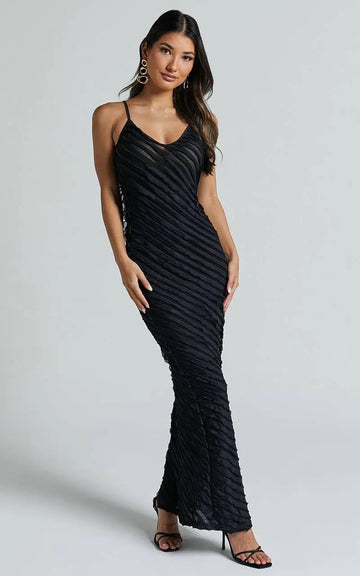 Robe Longue Noire Texturée – Élégance Structurée et Minimalisme Audacieux