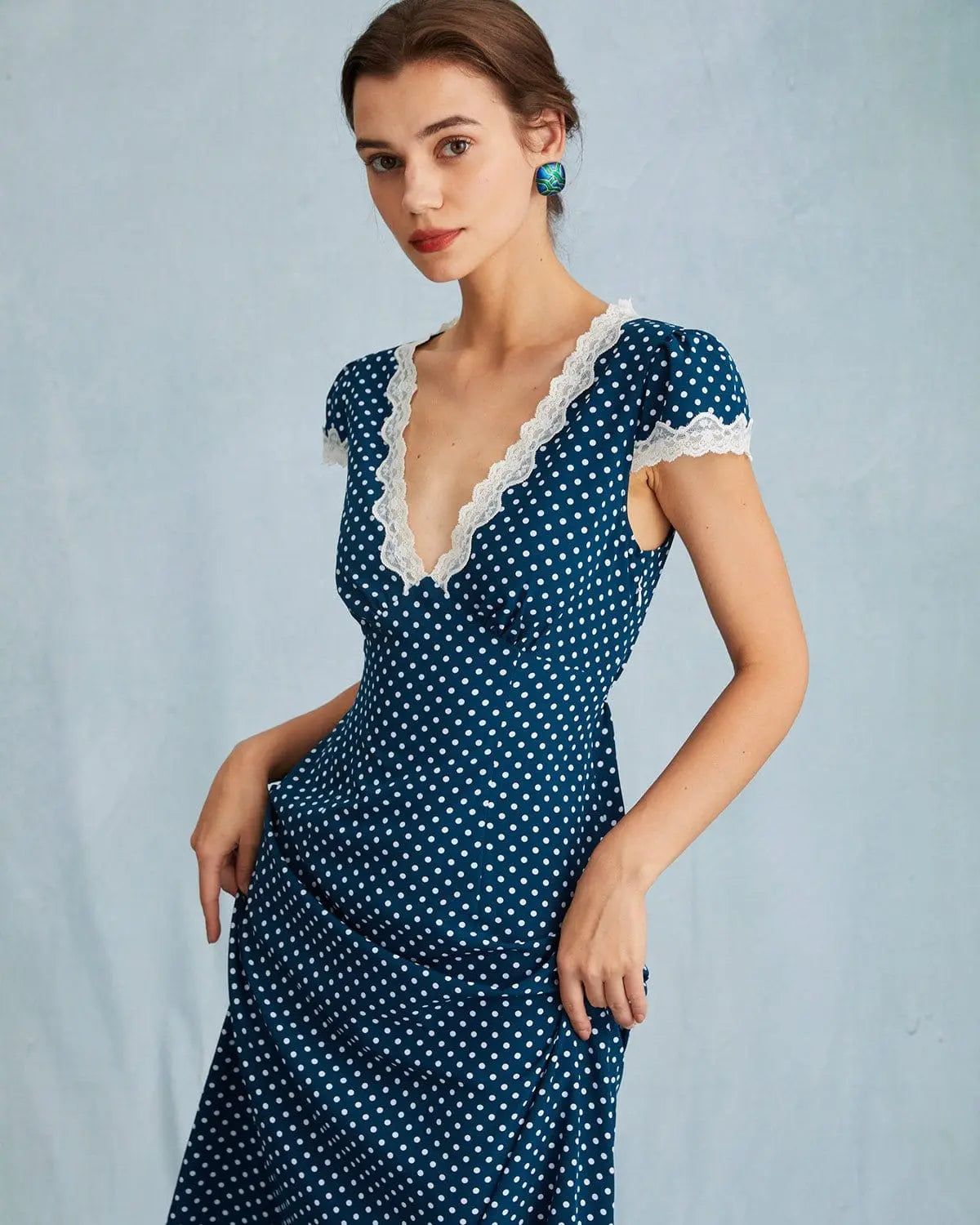 Robe Longue à Pois avec Décolleté en V – Élégance Vintage et Fraîcheur d'Été