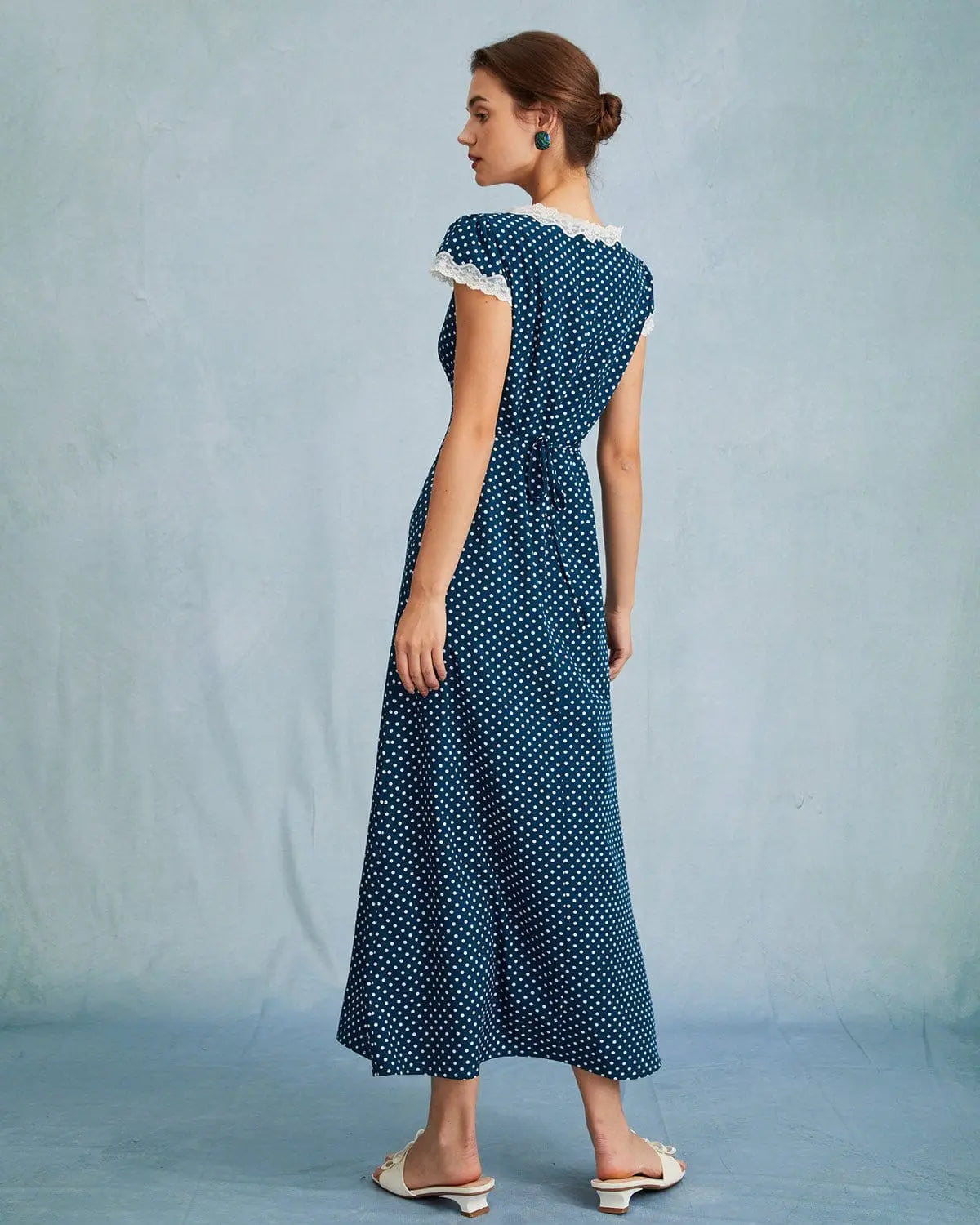Robe Longue à Pois avec Décolleté en V – Élégance Vintage et Fraîcheur d'Été