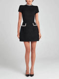 Robe Midi Élégante avec Détails de Perles – Col Bijou et Poches Ornementées