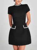 Robe Midi Élégante avec Détails de Perles – Col Bijou et Poches Ornementées