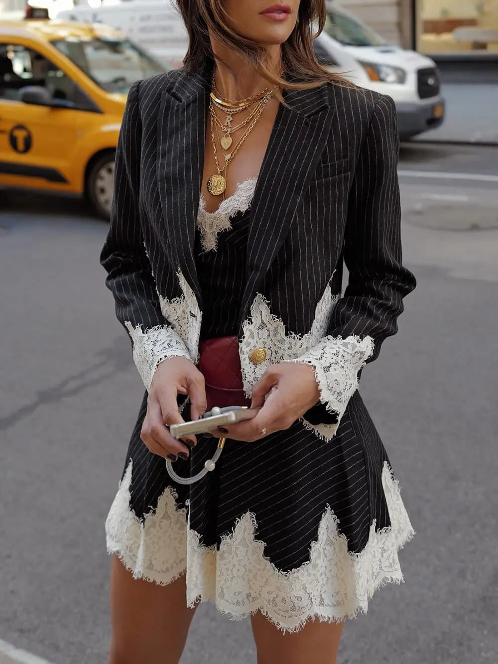 Robe Mini Plissée à Rayures et Dentelle – Élégance Délicate et Légèreté d’Été