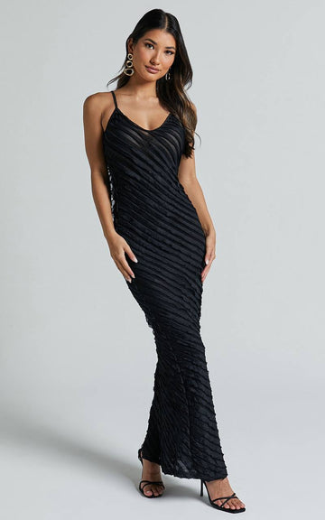 Robe Longue Noire Texturée – Élégance Structurée et Minimalisme Audacieux