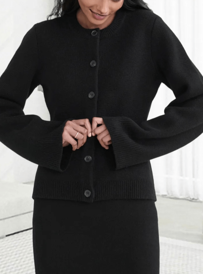 Cardigan ajusté à manches évasées - une élégance minimaliste - MAX FOR ME Noir / S MAX FOR ME