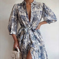 Robe courte imprimée style toile de Jouy – Col chemise et ceinture à nouer MAX FOR ME
