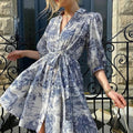 Robe courte imprimée style toile de Jouy – Col chemise et ceinture à nouer MAX FOR ME