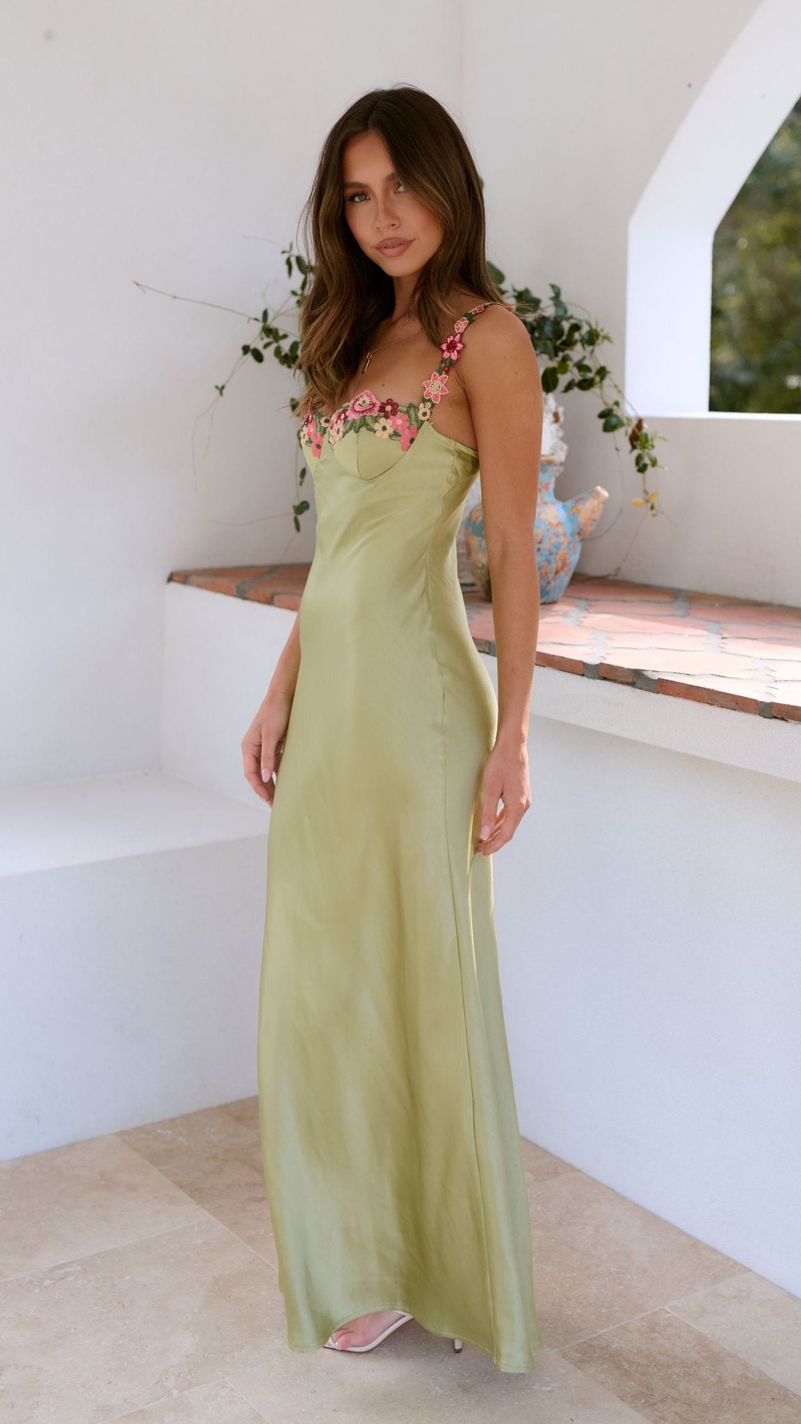Robe longue élégante avec broderies florales – silhouette fluide d’été MAX FOR ME