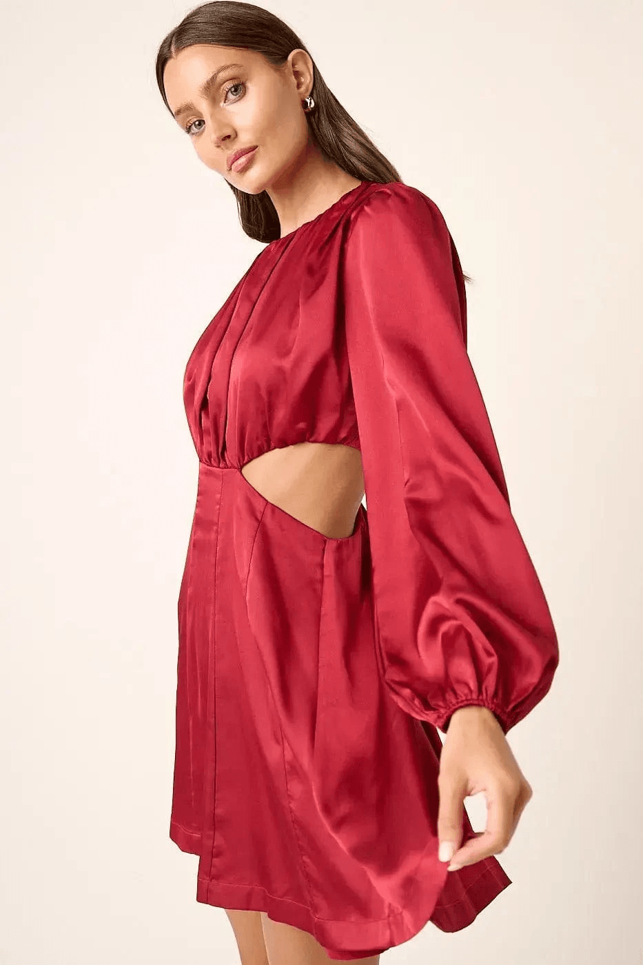 Robe Mini de Découpe en Satin Rouge – Elegance Assumée et Finitions Luxueuses MAX FOR ME