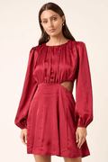 Robe Mini de Découpe en Satin Rouge – Elegance Assumée et Finitions Luxueuses MAX FOR ME