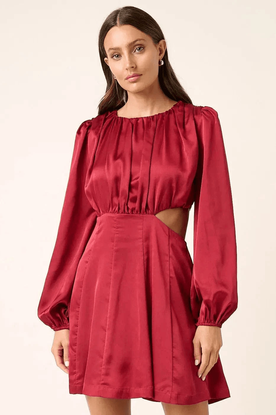 Robe Mini de Découpe en Satin Rouge – Elegance Assumée et Finitions Luxueuses MAX FOR ME