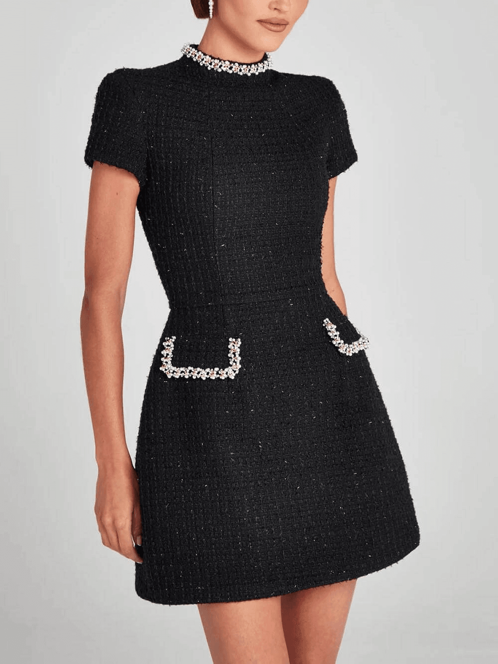 Robe Courte Noire Élégante avec Détails de Perles – Col Bijou et Poches Ornementées 