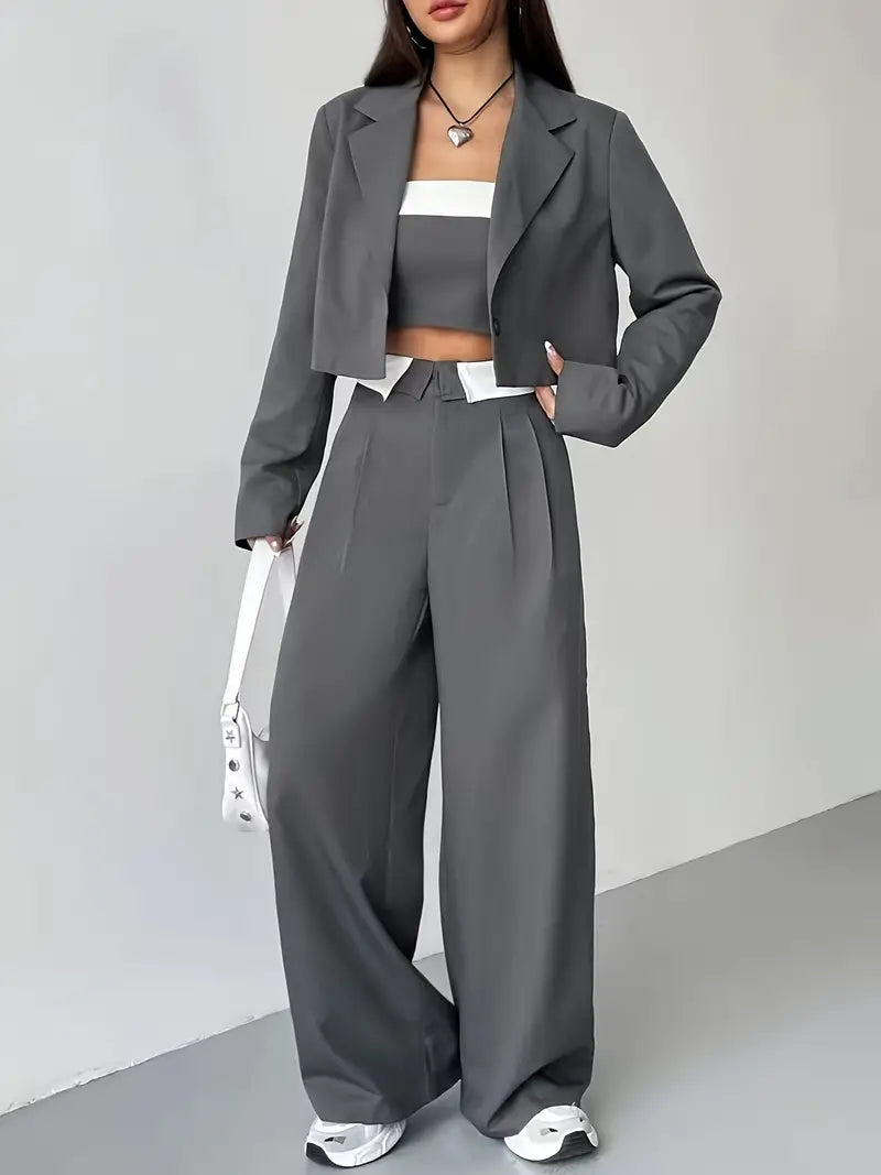 Ensemble trois pièces - Veste courte, top et pantalon ample.