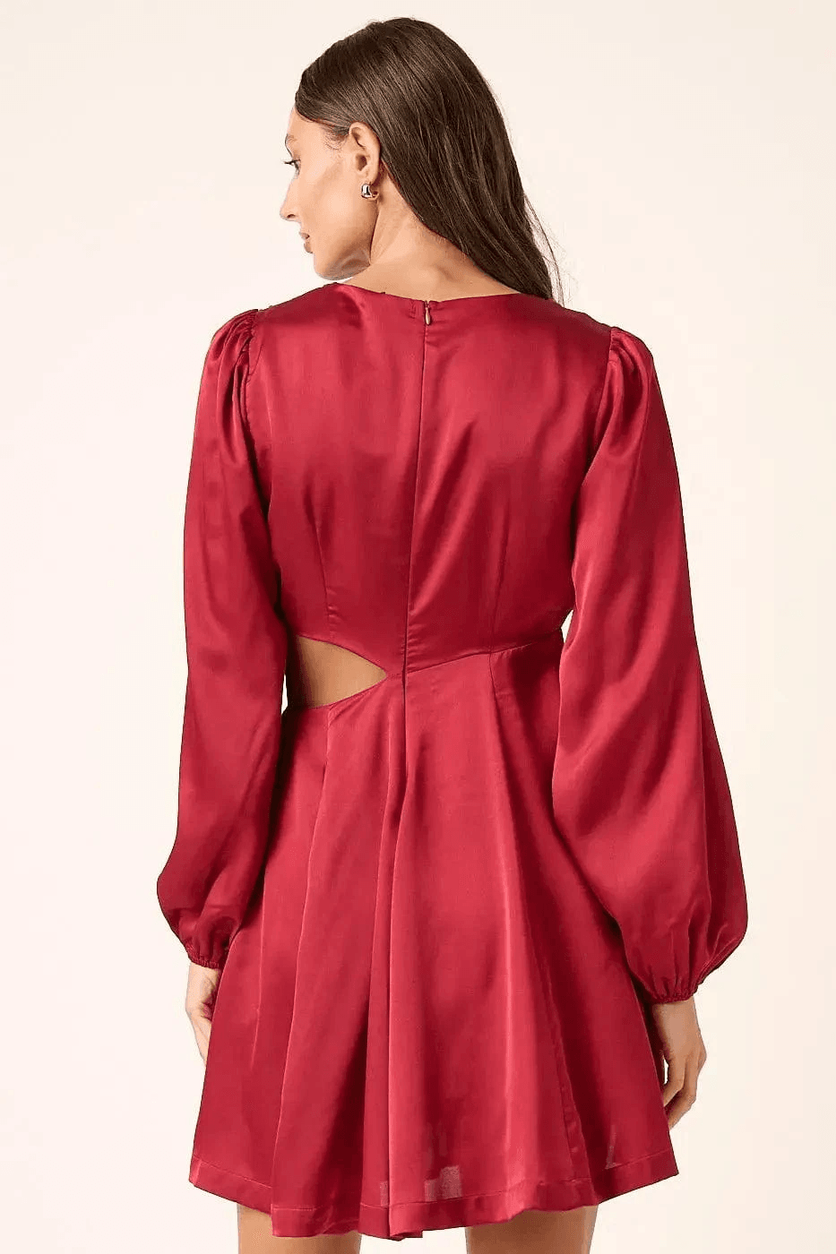 Mini satijnen jurk in rood – Zelfverzekerde elegantie en luxueuze afwerkingen