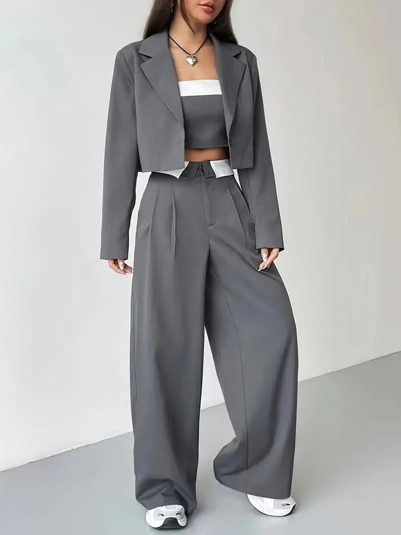 Ensemble trois pièces - Veste courte, top et pantalon ample.