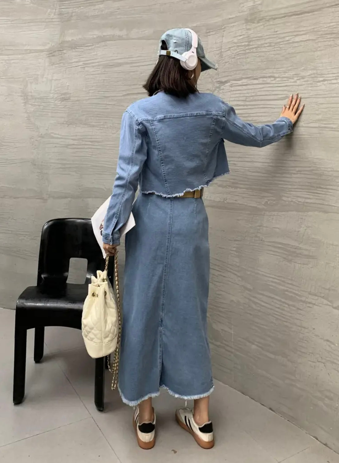 Ensemble veste et jupe en jean avec détails contrastés pour un style urbain moderne