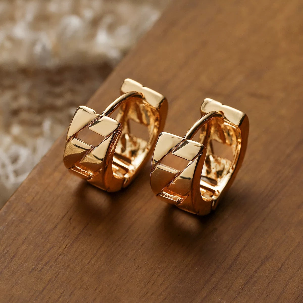 Golden horseshoe earrings – Trendy rhinestone jewelry for women