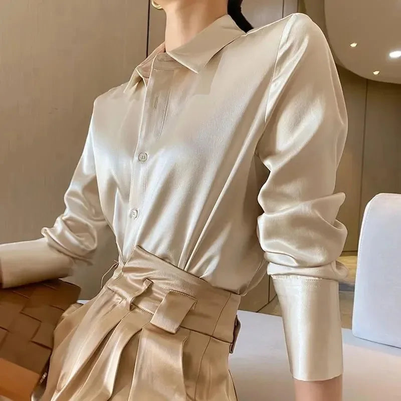 Elegante Satinbluse mit langen Ärmeln