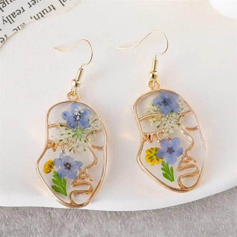 Boucles d’Oreilles Visage Abstrait et Fleurs Pressées – Élégance Florale et Art Minimaliste 