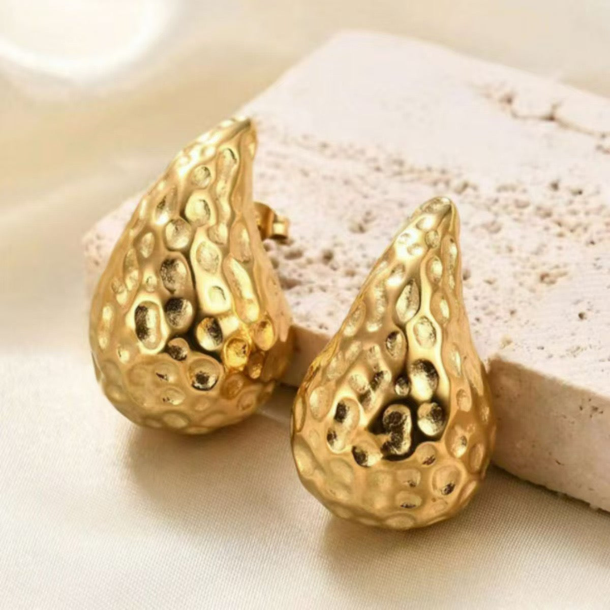 Détail fermoir sécurisé boucles d'oreilles goutte Max for Me confort port