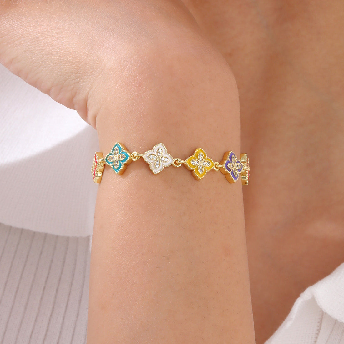 Bracelet doré fleurs émaillées maillons ajustables porté poignet MAX FOR ME