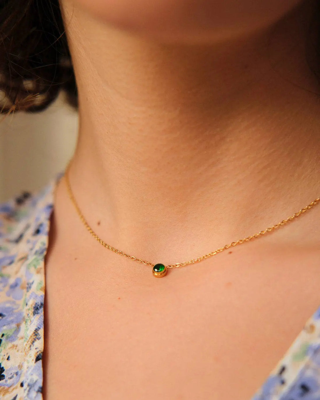 Collier Pendentif Rond Doré avec Pierre Verte – Élégance Minimaliste 