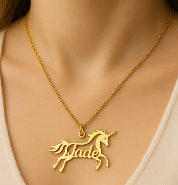 Collier Licorne Personnalisé – Pendentif nom découpé en acier doré