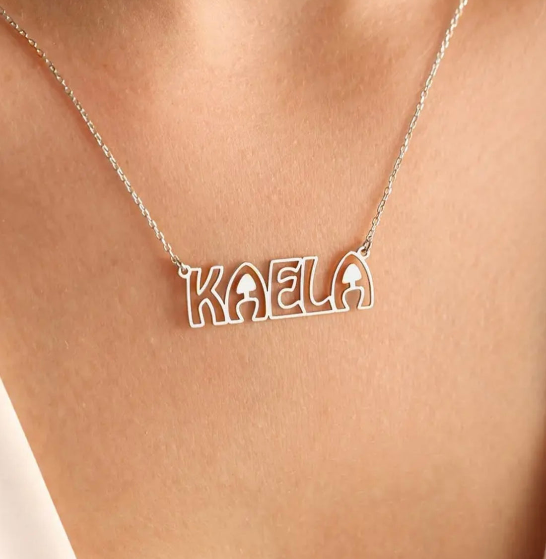 Collier prénom doré au design artistique – silhouette moderne