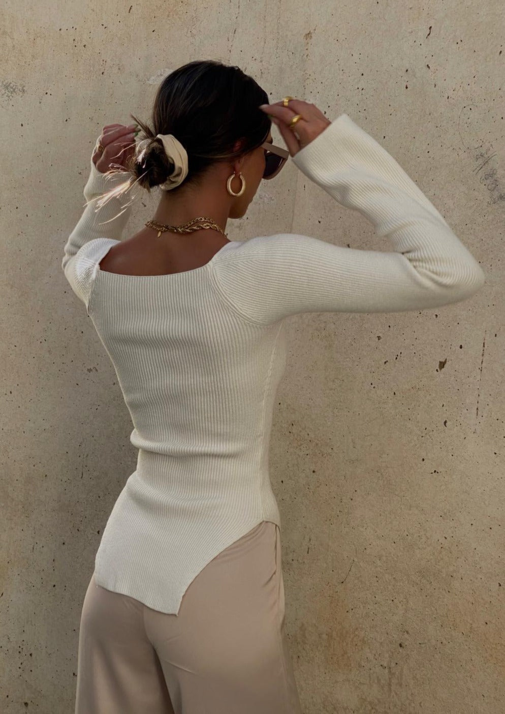 Haut femme manche longue ajusté en maille côtelée – encolure carrée et ourlet asymétrique