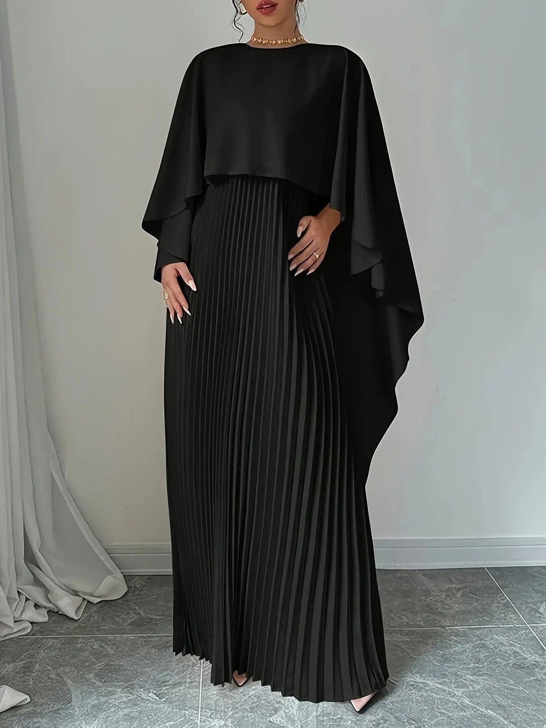 Vestito bianco plissettato con inserto in voile – Eleganza pura e senza tempo
