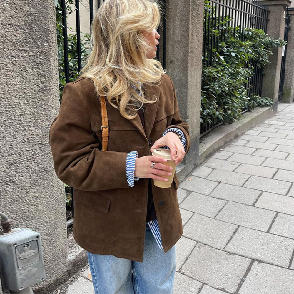 Straight-cut suede jacket – structured elegance for mid-season