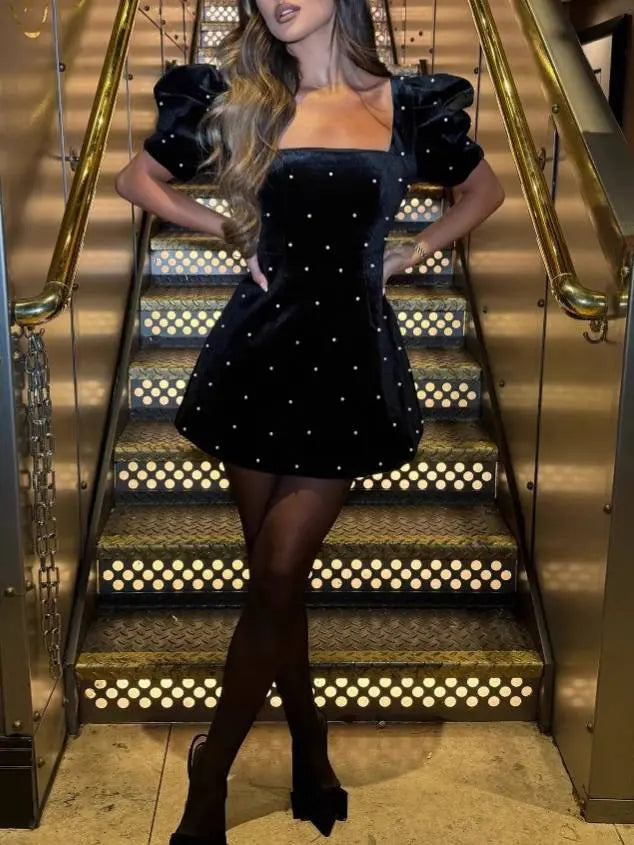 Robe Courte Col Carré et Manches Bouffantes – Détails Perles et Coupe Évasée 