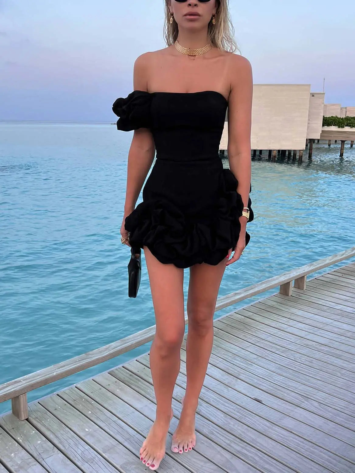 Robe Courte Moulante à Volants Élégants – Coupe Bodycon Structurée 