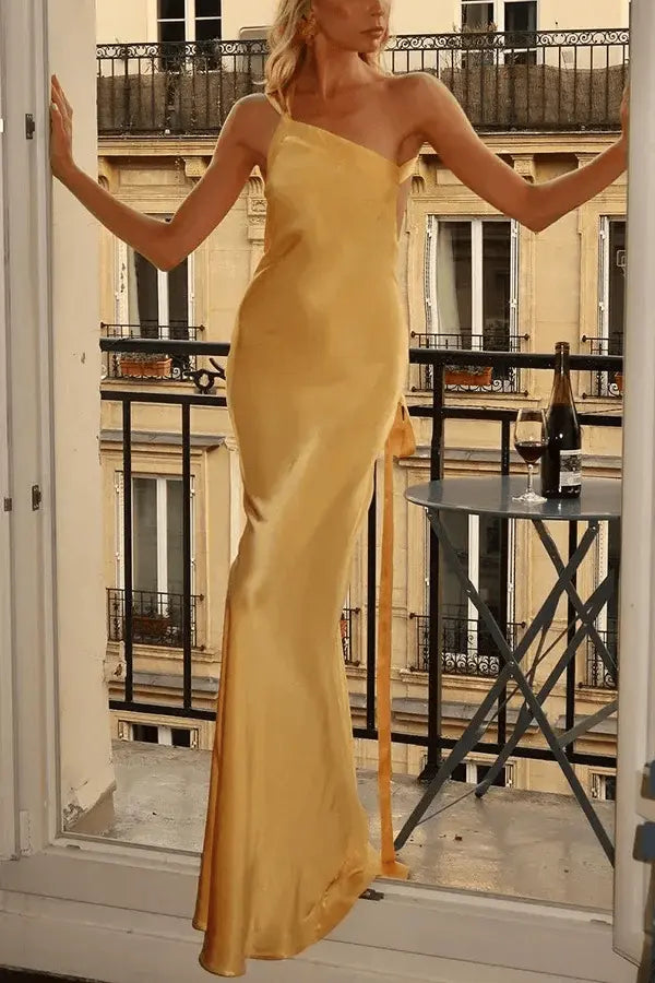 Robe Longue Clara – Dos Nu Satiné et Bretelles Asymétriques 