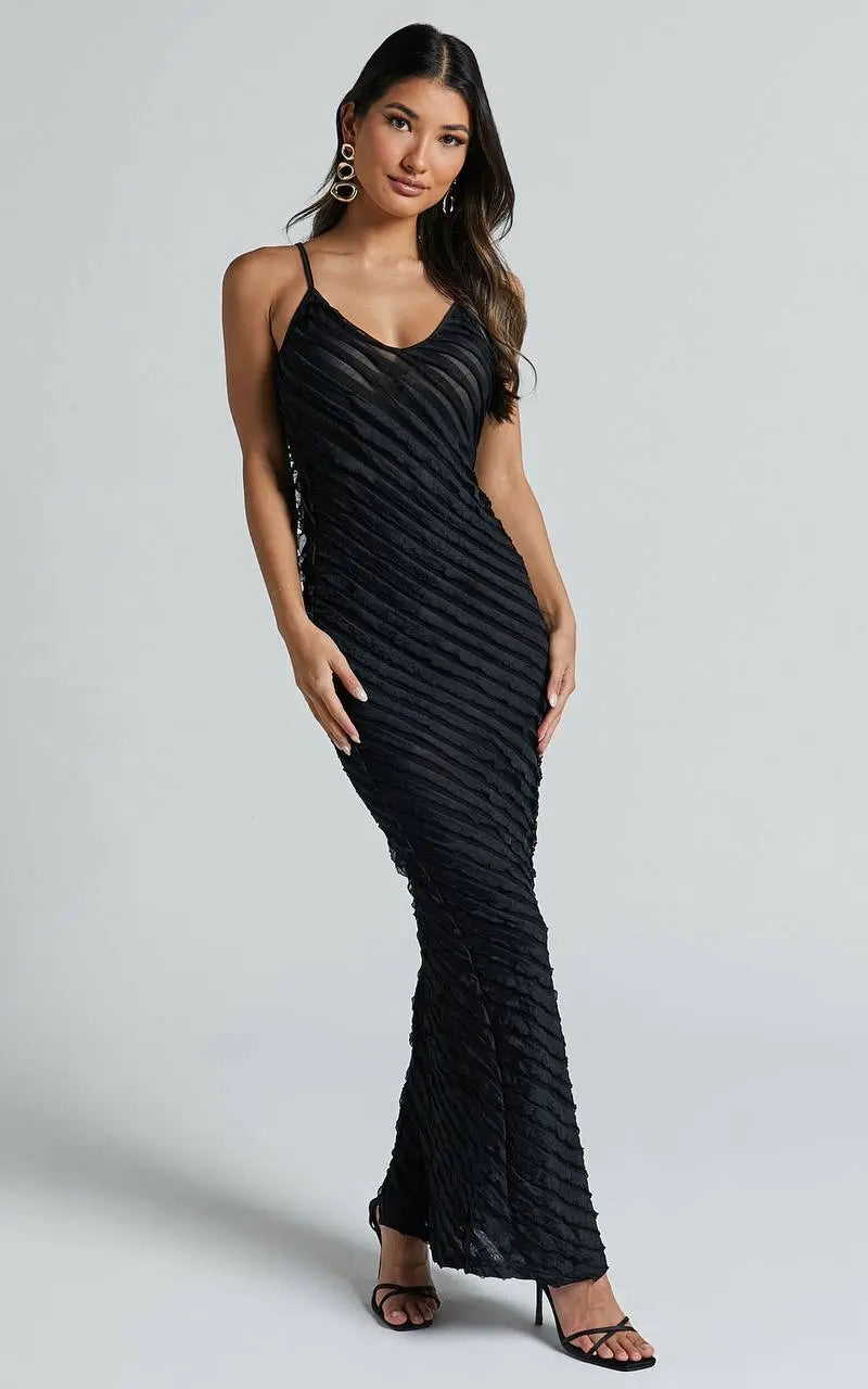 Robe Longue Noire Texturée – Élégance Structurée et Minimalisme Audacieux 
