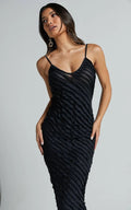 Robe Longue Noire Texturée – Élégance Structurée et Minimalisme Audacieux 