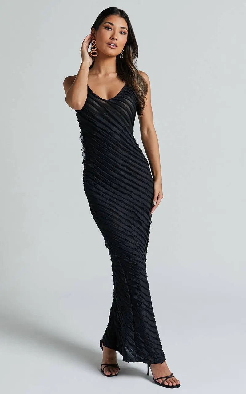 Robe Longue Noire Texturée – Élégance Structurée et Minimalisme Audacieux 