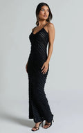 Robe Longue Noire Texturée – Élégance Structurée et Minimalisme Audacieux 