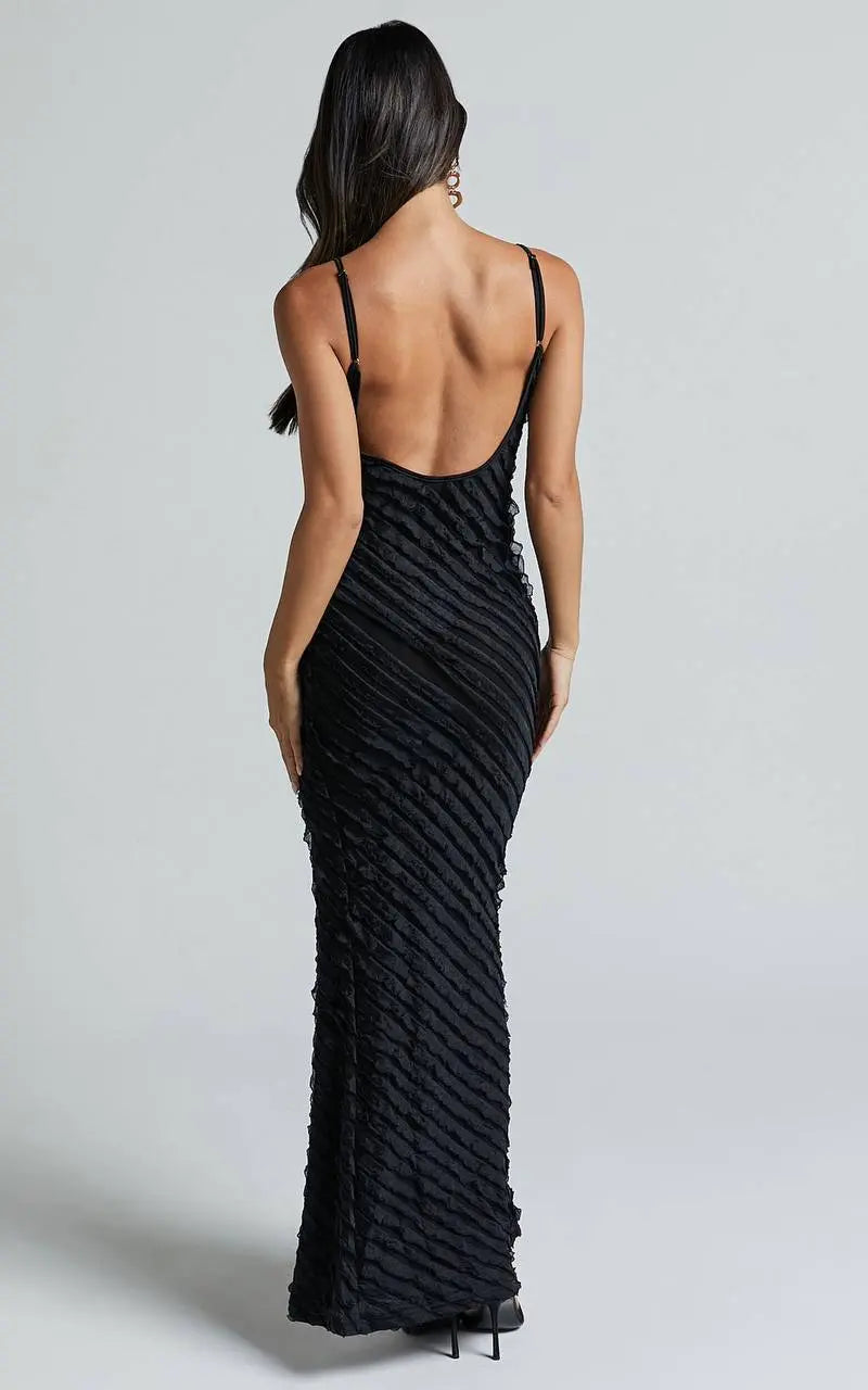 Robe Longue Noire Texturée – Élégance Structurée et Minimalisme Audacieux 