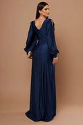 Robe Longue Satinée à Manches Fendues – Fente Élégante et Drapé Flatteur 
