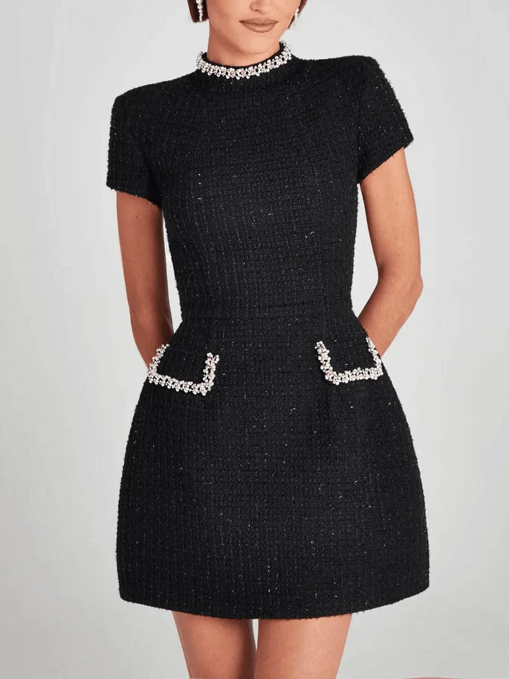 Robe Midi Élégante avec Détails de Perles – Col Bijou et Poches Ornementées 