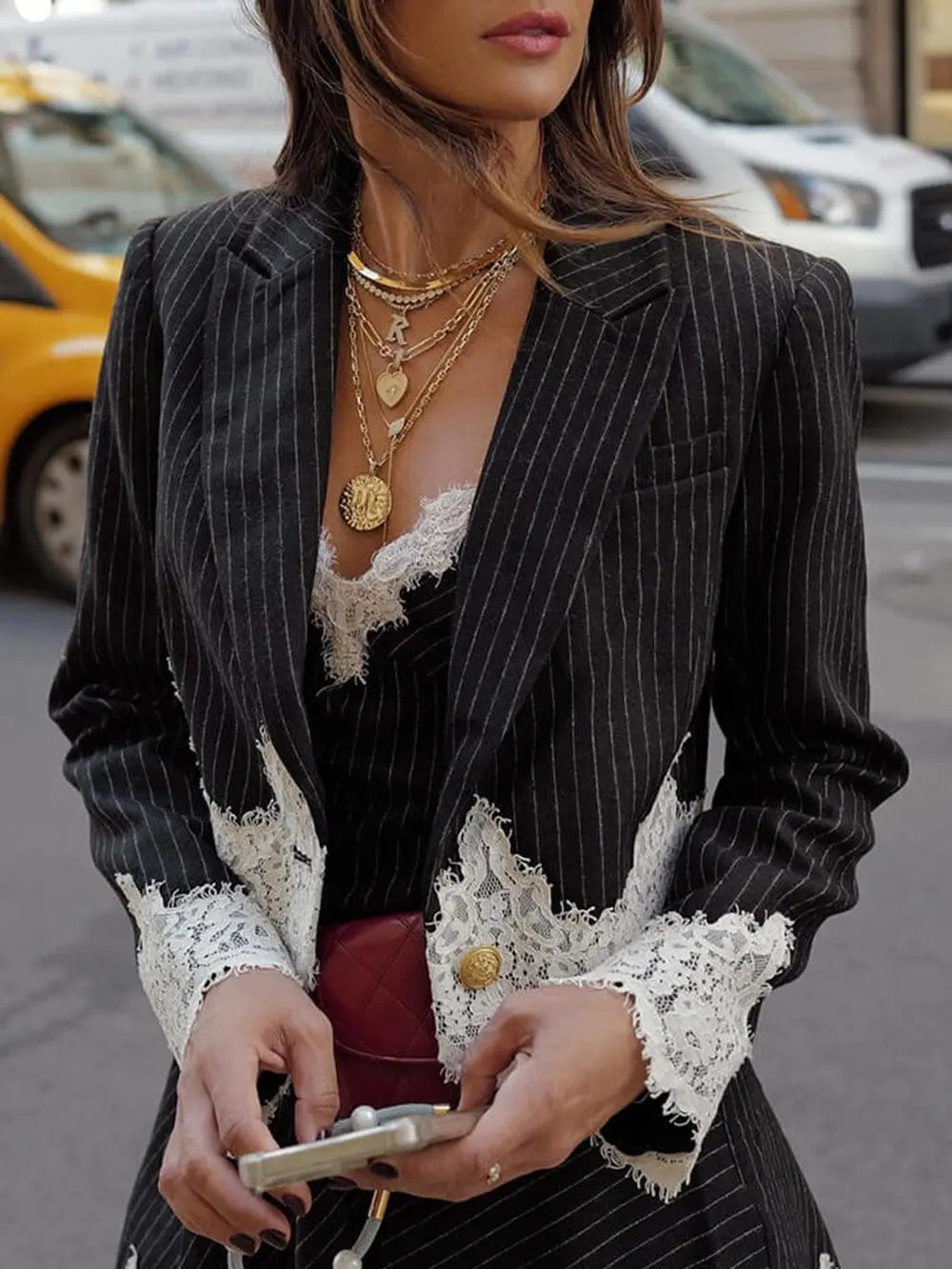 Robe Mini Plissée à Rayures et Dentelle – Élégance Délicate et Légèreté d’Été 