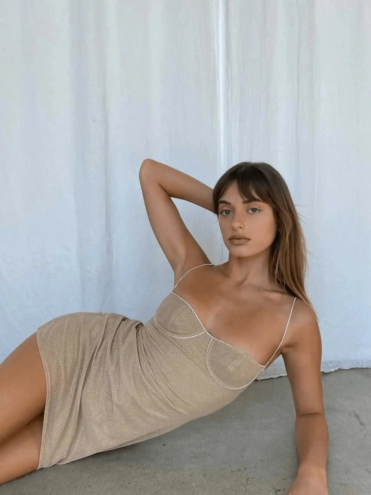 Robe "Bella" en Satin Brillant avec Encolure 