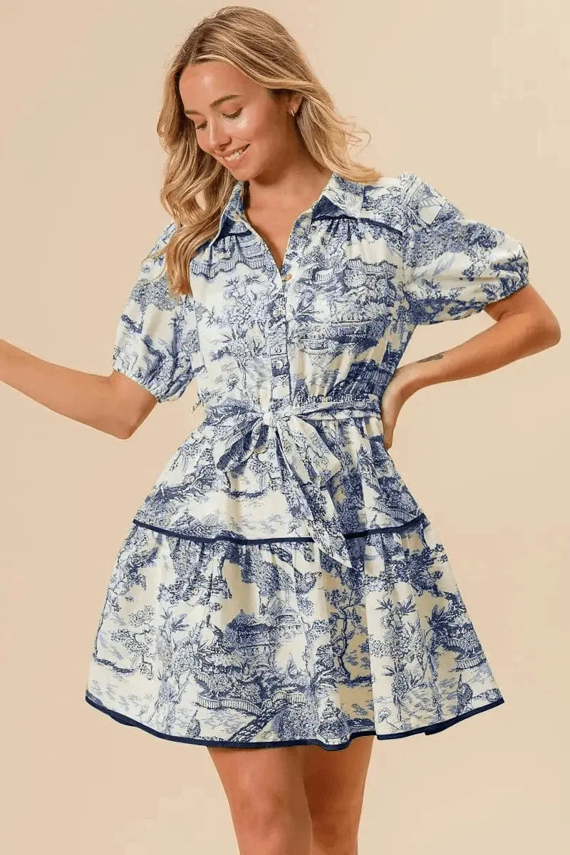 Robe courte imprimée style toile de Jouy – Col chemise et ceinture à nouer 