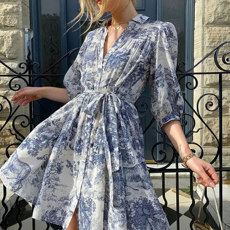 Robe courte imprimée style toile de Jouy – Col chemise et ceinture à nouer 