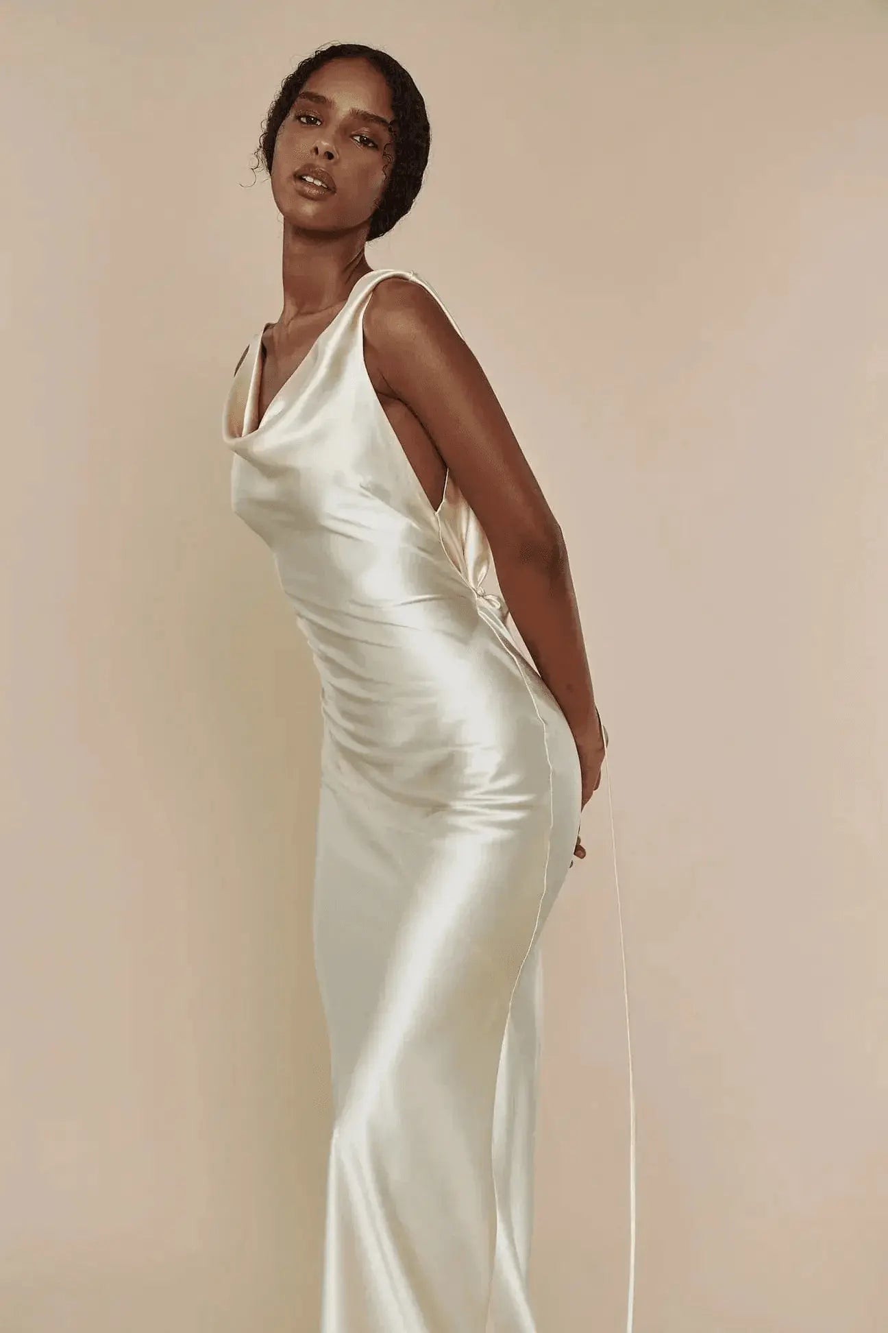 Robe longue Élena en satin duchesse avec drapé 