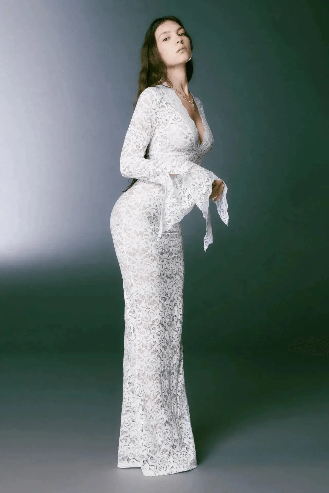 Robe longue tarnsparente Mélodie en dentelle avec manches longues 